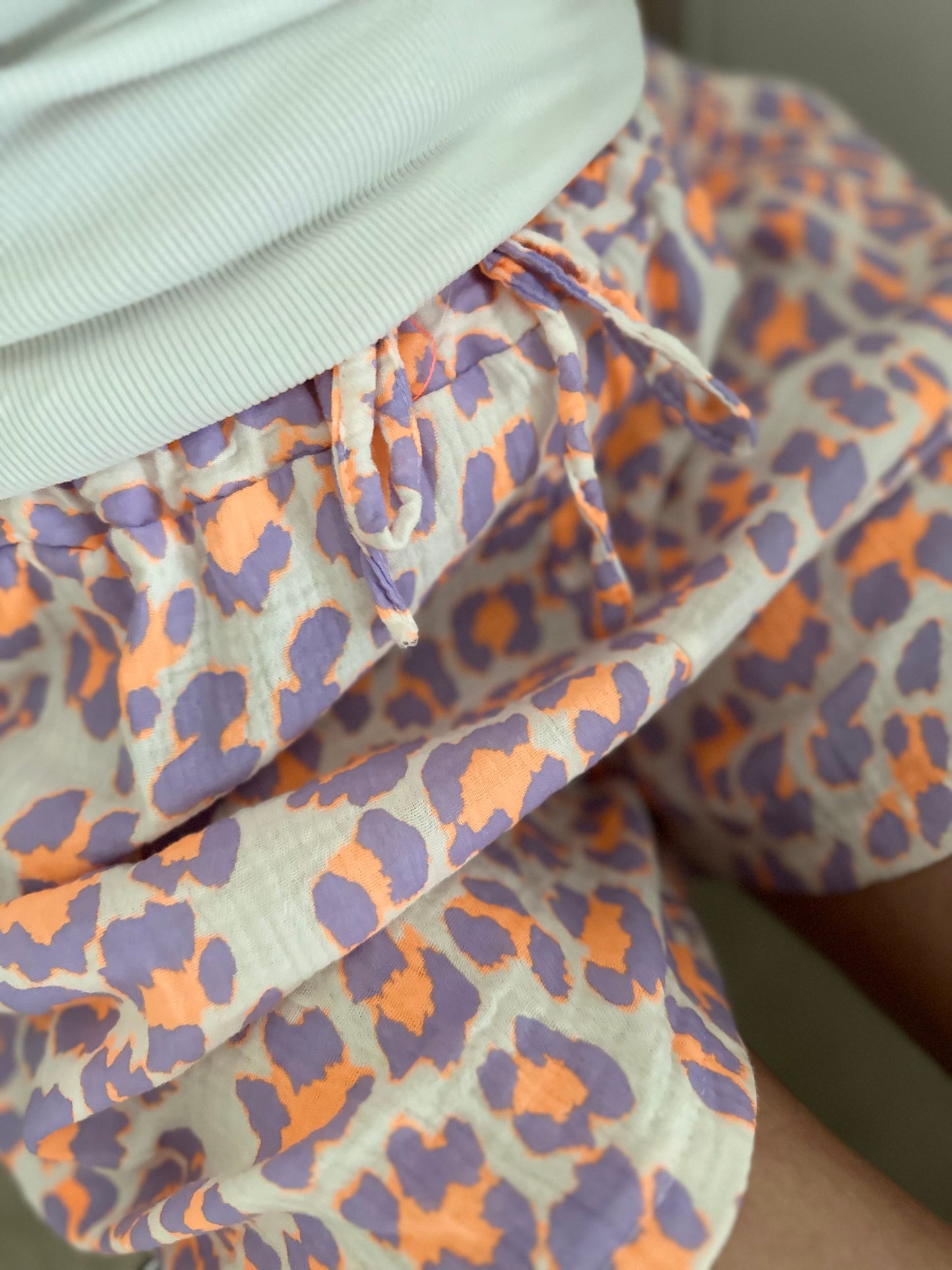 Leo Shorts Glow
